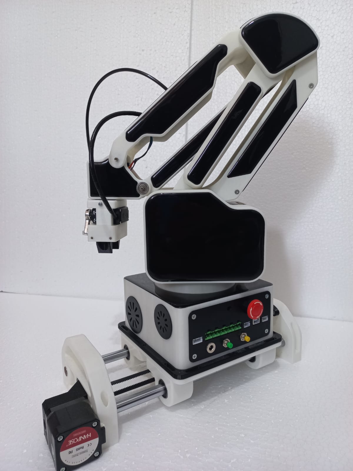 Unit asli Robot RNV4 dengan dudukan pena, siap menggambar