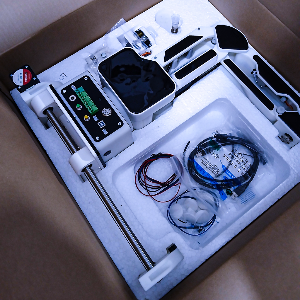 Robot terkunci rapat di styrofoam, lengkap kabel & aksesori.